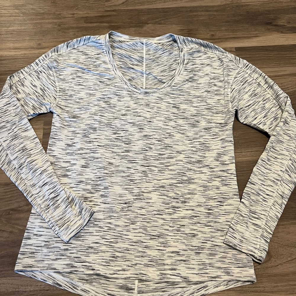 Lululemon long sleeve relaxed fit top sz 6